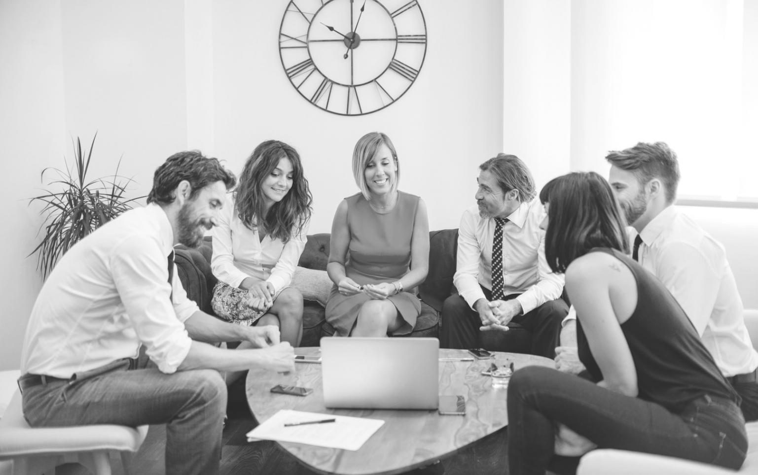 Equipo de jaxeniliurion trabajando en análisis financiero